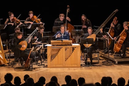 El director al frente de su orquesta Cappella Mediterránea