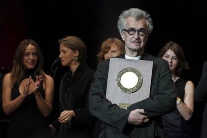 El director alemán Wim Wenders posa este sábado con el premio que recibió en la ciudad francesa de Lyon. Desde allí respaldó la huelga de los actores de Hollywood       