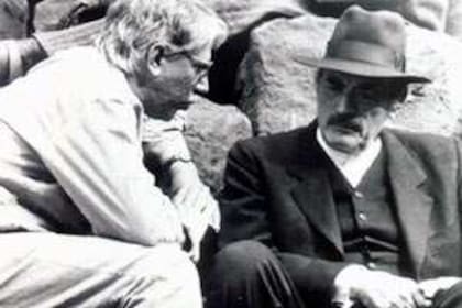 Luis Puenzo con Gregory Peck durante el rodaje de Gringo Viejo