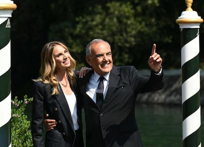 El director artístico del Festival de Venecia, Alberto Barbera, y la actriz italiana Emanuela Fanelli, este martes, a su llegada a la sede del Festival