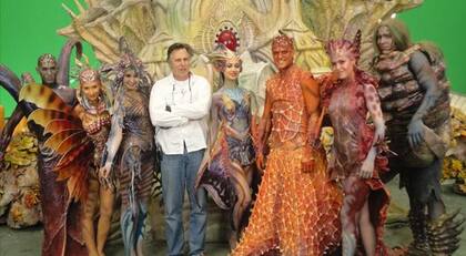 El director canadiense Michael French posa junto al elenco en una conferencia de prensa en Beijing en la que se presentó el trailer de Empires of the Deep