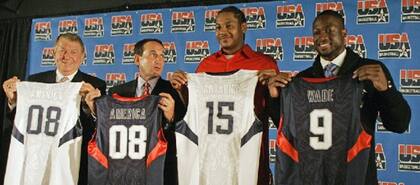 Colangelo, el DT Krzyzewski, Carmelo Anthony y Dwayne Wade en la presentación de la nueva camiseta del USA Basketball en 2008
