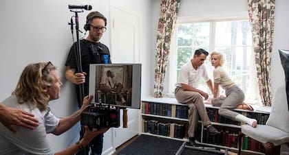 El director de Blonde, Andrew Dominik, y el director de sonido, Ben Greaves, preparan la escena de Bobby Cannavale y Ana de Armas, como los esposos DiMaggio y Monroe