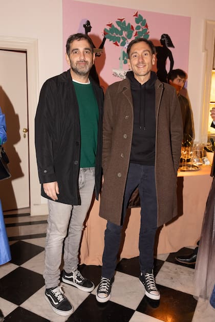 El director de cine Nicolás Gil Lavedra junto a David Medici.