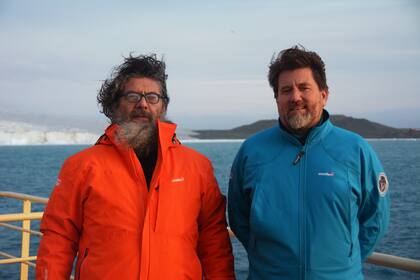 El director de Coordinación Cultural de la BNMM, Guillermo David, y el director de Coordinación Administrativa, Roberto Arno, en el rompehielos Almirante Irízar