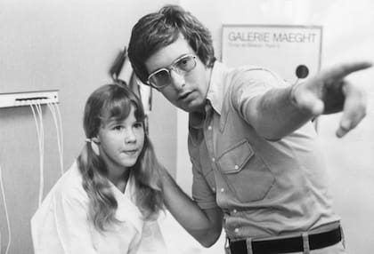 El director de El exorcista, William Friedkin dándole indicaciones a Linda Blair