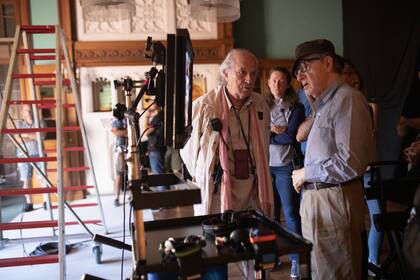 El director de fotografía Vittorio Storaro conversa con Woody Allen durante el rodaje de Rifkin's Festival en San Sebastián