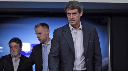 El director de la AFIP, Alberto Abad, y Prat-Gay, ayer llegando a la conferencia