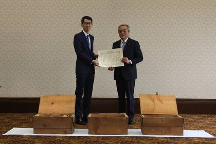 El director de la Casa de la Moneda de Japón hace entrega de 100 ejemplares a la empresa que halló el dinero