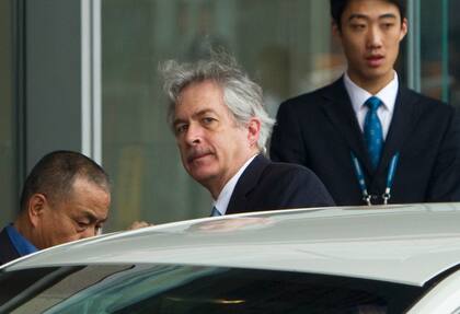 El director de la CIA, William Burns, centro, sube a un auto al arribar al Aeropuerto Internacional de la Capital, Beijing, 1 de mayo de 2012