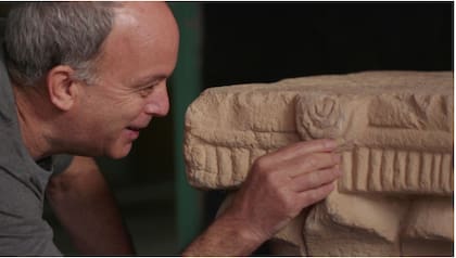 El director de las excavaciones con el capitel de piedra (Foto: Gentileza Emil Aladjem, Autoridad de Antigüedades de Israel)