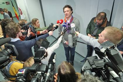 El director de los hospitales de Iris, Herve Deladriere, se dirige a la prensa después de que Bélgica haya registrado su primera muerte por coronavirus.