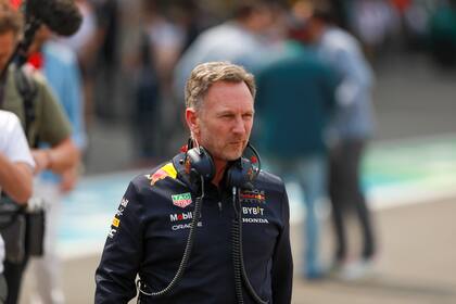 El director de Red Bull, Christian Horner, camina por los pits