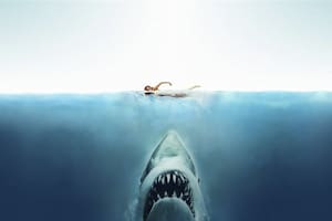 El director (de remera blanca) en medio del complicado rodaje en alta mar