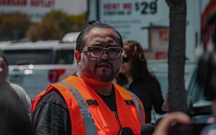 El director del área de Derechos Laborales del Centro de Oportunidades Económicas de Pomona dio una conferencia de prensa para informar sobre la redada de ICE; hasta el momento se desconoce el destino de los detenidos