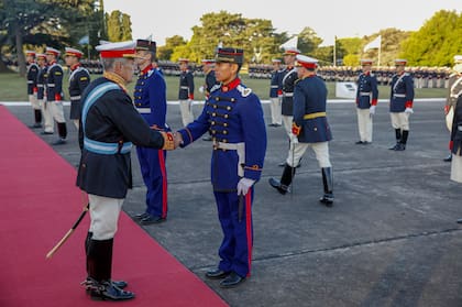 El director del Colegio Militar de la Nación, general de brigada Roberto Ariel Agüero, saluda a uno de los cadetes