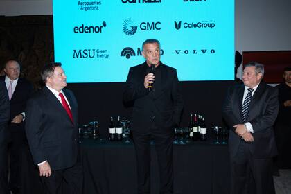 El director del Hospital de Clínicas, Marcelo Melo, junto al presidente de la Fundación Hospital de Clínicas, Alejandro Macfarlane, y el embajador de Uruguay, Carlos Enciso Christiansen