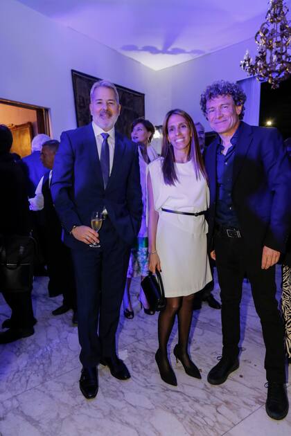 El director del Hotel Emperador, Fernando López, junto a la esposa del ministro José Reyes, Georgina Pepa Morellim y Juan Pablo Llambí Haedo