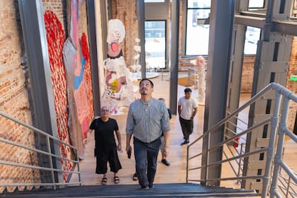 El director del Macc, Fabricio Escobar Galarza, ajusta detalles para la inauguración de la feria ArteCo, de Corrientes, secundado por un coleccionista amigo de la feria, Andrés Brun