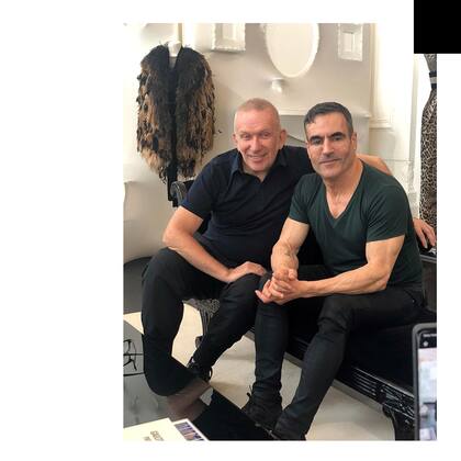 El director del museo, con Jean Paul Gaultier