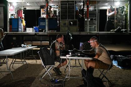 El director del rally Dakar del libro de ruta Pablo Eli (izquierda) y el coordinador deportivo Edo Mossi miran sus libros de ruta en el desierto en Arabia Saudita durante el reconocimiento del próximo Dakar 2020 que comenzará el 5 de enero.