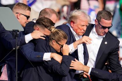 El director del Servicio Secreto, Sean Curran (a la derecha de Trump), afirmó que ya se implementaron cerca de la mitad de las recomendaciones emitidas por el Congreso