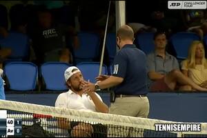 El director del torneo le explica a Tennys Sandgren que, aunque no tuvo intención lastimar al juez, le corresponde la descalificación