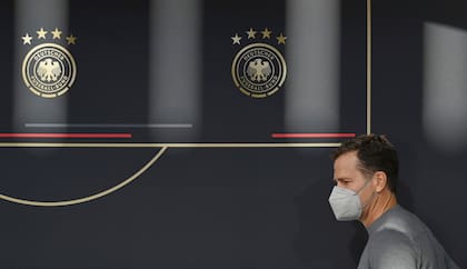 El director deportivo de la federación alemana de fútbol, Oliver Bierhoff, comparece en una rueda de prensa, en Wolfsburgo, el martes 9 de noviembre de 2021