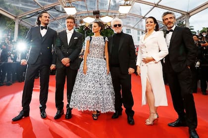 El director e integrantes del elenco, en la presentación de la película en el Festival de Cannes