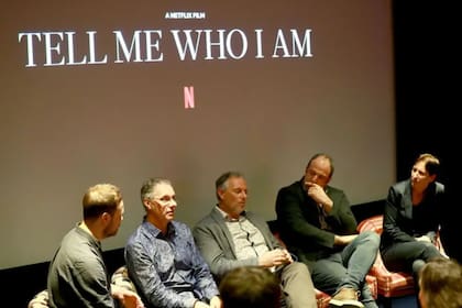El director Ed Perkins, Alex Lewis, Marcus Lewis, el productor Simon Chinn y Briony Hanson asisten a la proyección del documental de Netflix "Dime quién soy", basado en la historia de Alex y Marcus. en el Hotel Covent Garden el 22 de noviembre de 2019 en Londres, Inglaterra