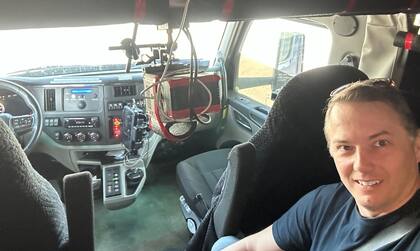 El director ejecutivo de Aurora, Chris Urmson, momentos antes de partir en el viaje inaugural sin conductor de Aurora