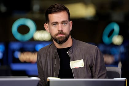 El director ejecutivo de Block, Jack Dorsey, escucha durante una entrevista en la Bolsa de Valores de Nueva York. (Foto AP/Richard Drew, archivo)
