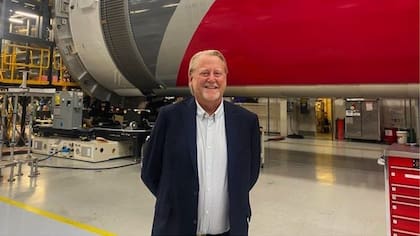 El director ejecutivo de Celestis, Charles Chafer, frente al cohete Vulcan Centaur que lanzará al módulo Peregrine que aterrizará en la Luna