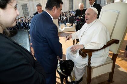 El director ejecutivo de la Agencia Nacional de Discapacidad (ANDIS), Fernando Galarraga, junto al papa Francisco