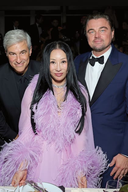 El director ejecutivo de Museo de Arte del Condado de Los Ángeles, Michael Govan y los coanfitriones, Eva Chow y Leonardo DiCaprio