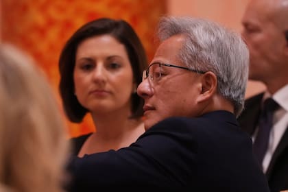El director ejecutivo de Nvidia, Jensen Huang, escucha el discurso de Xi Jinping, durante una cena de Estado en el Gran Palacio del Pueblo, el 14 de mayo de 2026, en Pekín