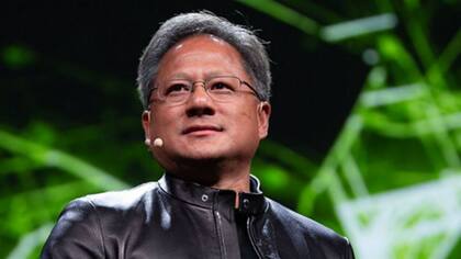 El director ejecutivo de Nvidia, Jensen Huang; el valor de mercado de la compañía, que arrancó como un fabricante de placas de video, se disparó. ¿Por qué? Porque los modelos de lenguaje emplean, como los gráficos de PC, mucho cómputo paralelo 