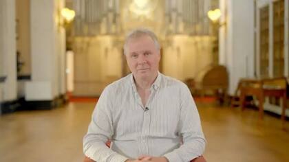 El director ejecutivo del palacio, Dominic Hare, dijo que asumía toda la responsabilidad por las fallas de seguridad.