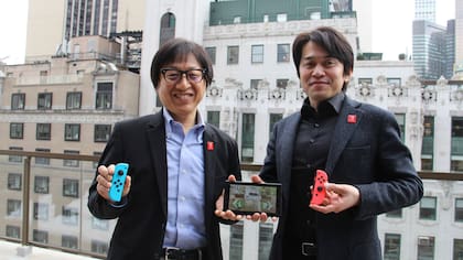 El director ejecutivo Shinya Takahashi junto a Yoshiaki Koizumi, desarrollador de la plataforma Switch, junto a la consola durante el lanzamiento del equipo en Nueva York