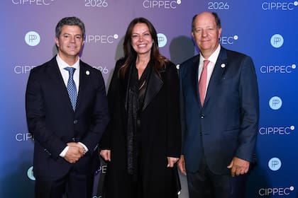 El director ejecutivo y José Orlando, presidente del Consejo de Administración de CIPPEC, junto a Sandra Pettovello, ministra de Capital Humano de la Nación