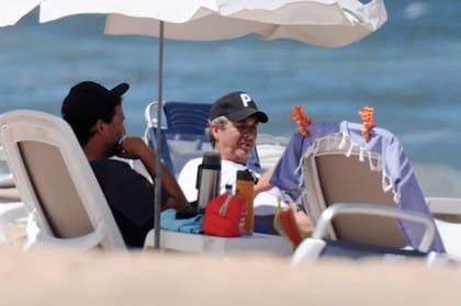 El director en una charla con Darín, mientras Florencia y Dolores disfrutaban juntas del mar.