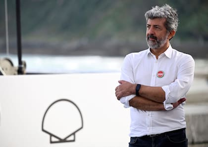 El director español Alberto Rodríguez posa este sábado con el pin de apoyo a Palestina usado por varios artistas en San Sebastián