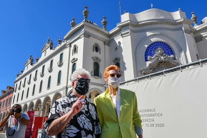 Pedro Almodóvar y Tilda Swinton, ambos con tapaboca en la presentación de su mediometraje La voz humana en la edición de 2020 del festival de Venecia, donde se vio fuera de concurso