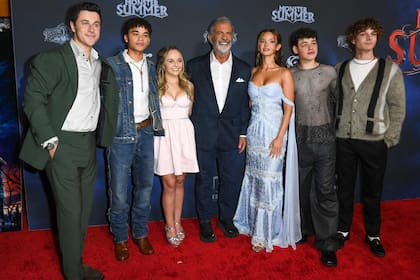 El director estadounidense David Henrie posa junto con los actores del film: Noah Cottrell, Abby James Witherspoon -sobrina de Reese Witherspoon-, Mel Gibson, Lilah Pate, Julian Lerner y Mason Thames durante el estreno de Monster Summer