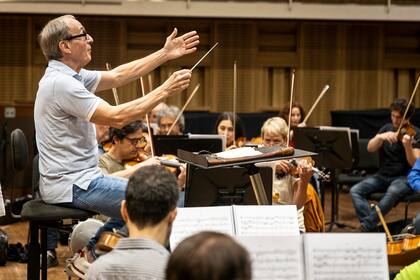 El director Evelino Pidò, durante un ensayo con la Orquesta Estable del Teatro Colón, antes del concierto del martes 18 de febrero