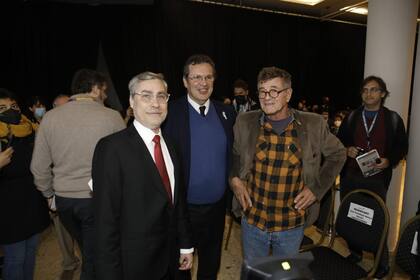 El director general de la FEL, Ezequiel Martínez; el ministro de Cultura de la Nación, Tristán Bauer, y el escritor Guillermo Saccomanno, en La Rural el día de inauguración de la 46ª Feria del Libro