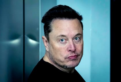 El director general de Tesla, Elon Musk, sale de la Gigafactory de autos eléctricos de Tesla después de una visita, en Gruenheide, cerca de Berlín, Alemania, el 13 de marzo de 2024. (AP Foto/Ebrahim Noroozi, Archivo)