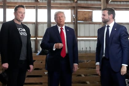 El director general de Tesla y SpaceX, Elon Musk; Donald Trump y JD Vance en un acto de campaña en el Butler Farm Show (Foto AP/Alex Brandon).