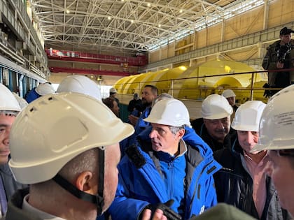 El director general del OIEA, Rafael Grossi, durante una visita a la central de Zaporiyia