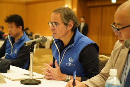 El director general del OIEA, Rafael Grossi, participó en una reunión en Fukushima, en julio pasado
